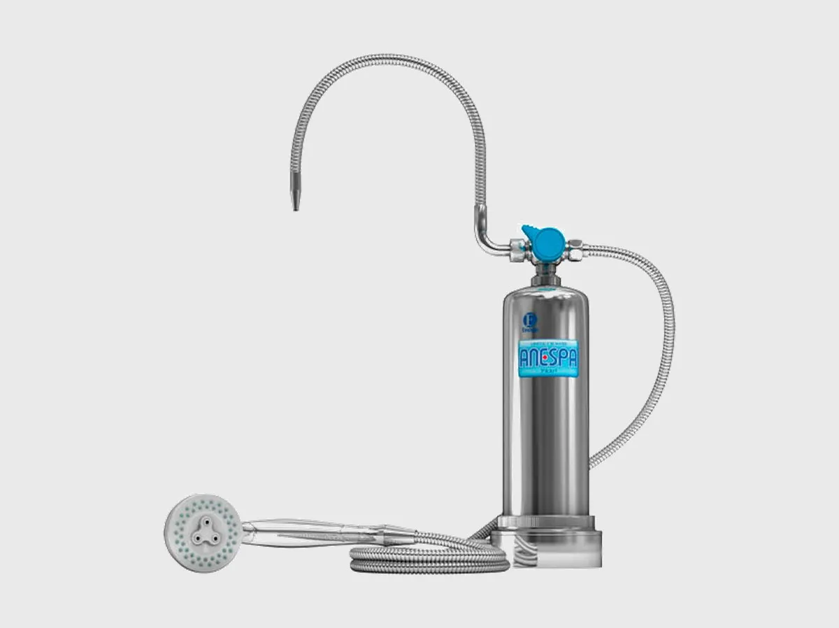 Sistema de regadera Anespa DX, cilindro de acero inoxidable con manguera metálica y regadera de mano, vista frontal. Kangen Water Puebla