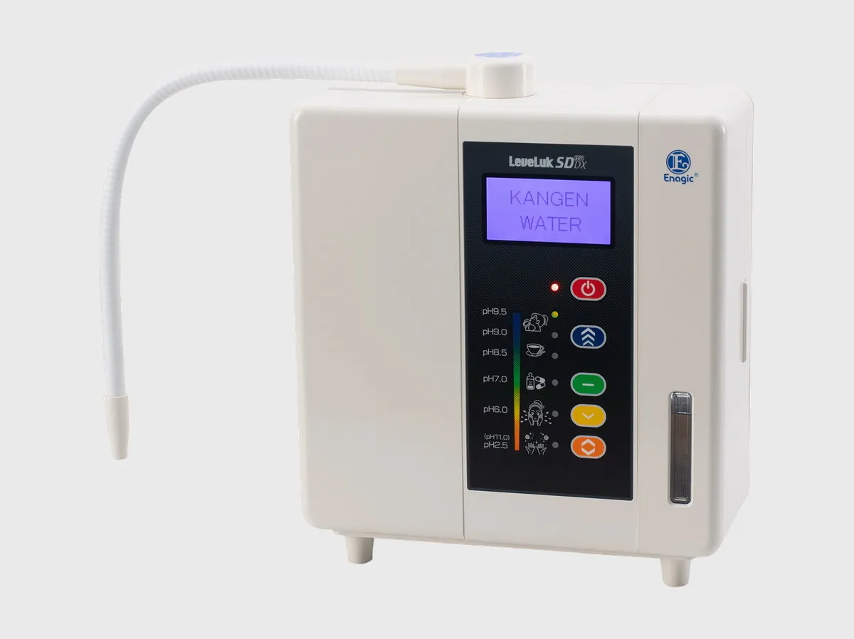 Ionizador Leveluk SD 501 DX, cuerpo blanco con pantalla LCD grande y botones de colores, manguera flexible, vista de tres cuartos. Kangen Water Puebla