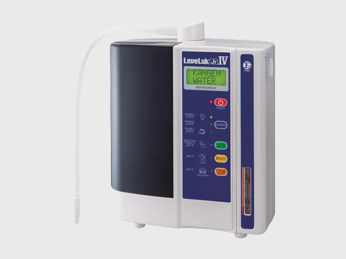 Ionizador Leveluk JR IV, cuerpo blanco con panel azul marino, pantalla LCD y manguera flexible, vista de tres cuartos. Kangen Water Puebla