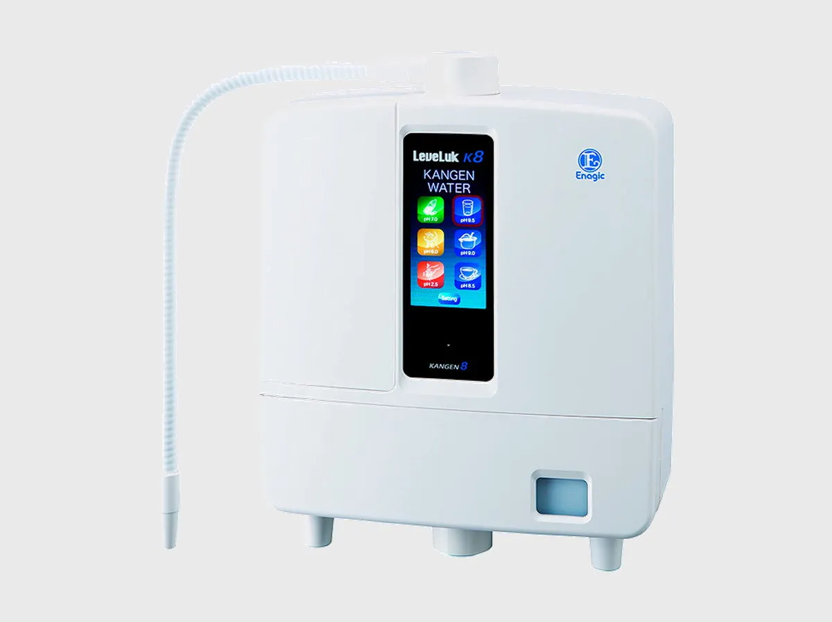 Ionizador Leveluk K8, cuerpo blanco con panel táctil a color, manguera flexible, vista de tres cuartos. Kangen Water Puebla