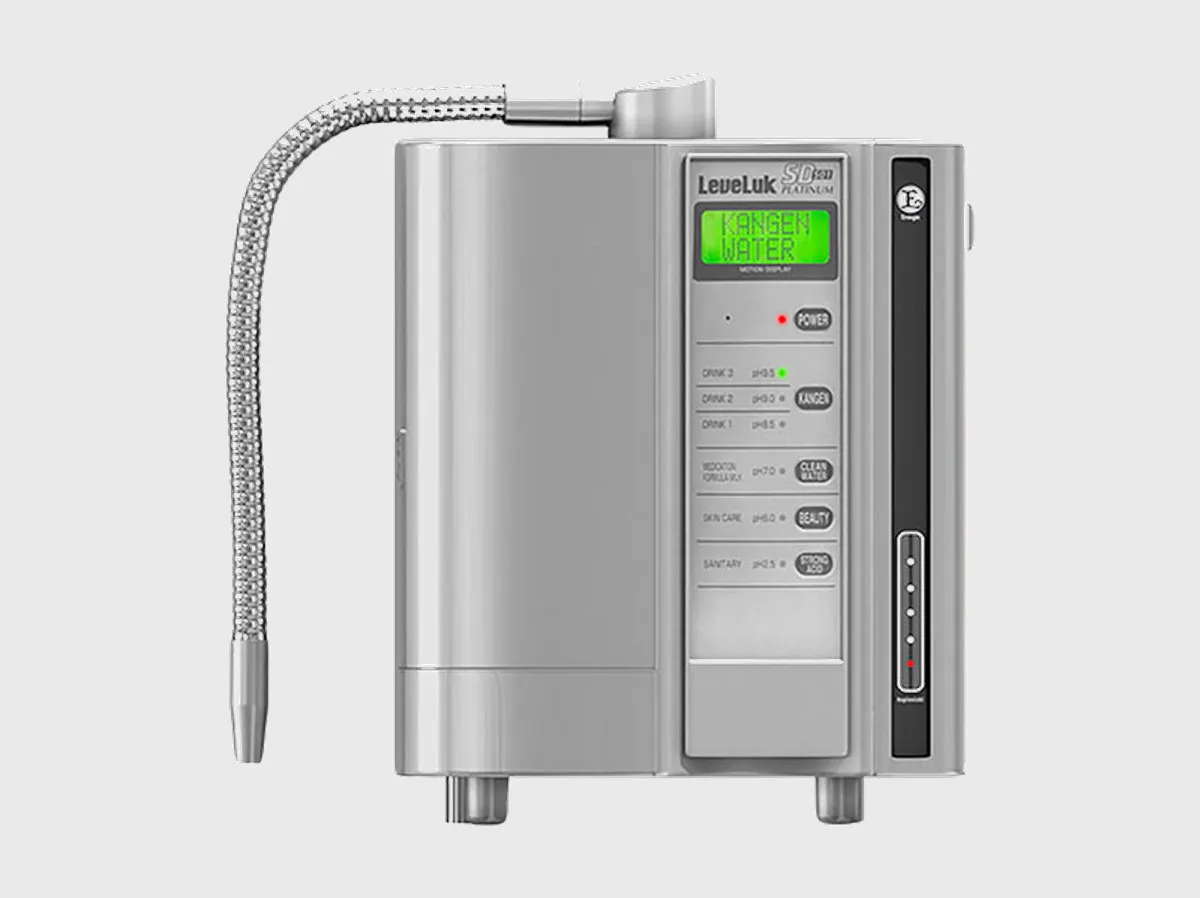 Ionizador Leveluk SD Platino, exterior gris metálico, pantalla LCD y manguera flexible metálica, vista frontal. Kangen Water Puebla